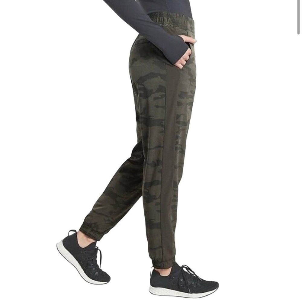 Athleta Brooklyn Lined Textured Jogger Olive Camo Womens Size 4. Like new.